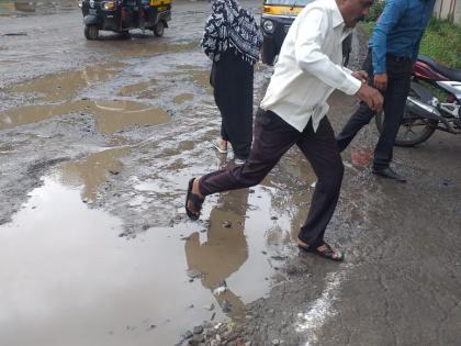    Running to the polling station, missing the pits | अहमदनगरमध्ये खड्डे चुकवत मतदान केंद्राकडे धाव