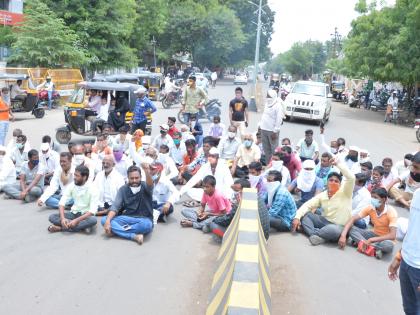 Block the way of Malegaon farmers | मालेगावी शेतकऱ्यांचा रास्ता रोको