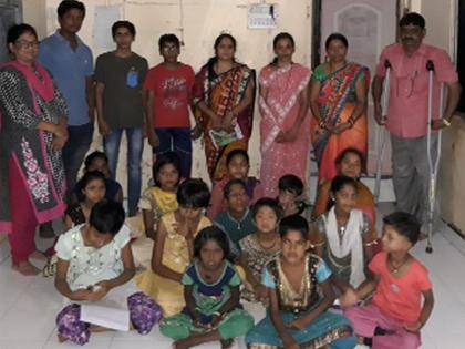 Disabled parents who take care of mentally retarded children like their own children | मतीमंद बालिकांना आपल्याच लेकीसारखे सांभाळणारे अपंग पालक