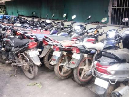 Jhanna-Manna Khelna arrested in raid by police | पोलीसांनी टाकलेल्या छाप्यात झन्ना-मन्ना खेळणा:यांना अटक Jhanna-Manna Khelna arrested in raid by police | पोलीसांनी टाकलेल्या छाप्यात झन्ना-मन्ना खेळणा:यांना अटक