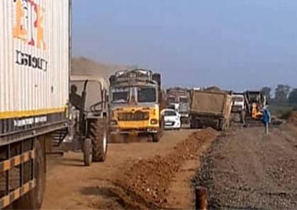 Traffic jam due to road widening | रस्ता रुंदीकरणामुळे वाहतूक ठप्प Traffic jam due to road widening | रस्ता रुंदीकरणामुळे वाहतूक ठप्प