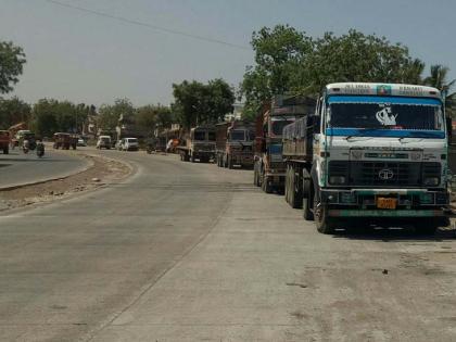 Traffic disruptions due to slow work | संथगतीच्या कामाने वाहतुकीला अडथळा Traffic disruptions due to slow work | संथगतीच्या कामाने वाहतुकीला अडथळा