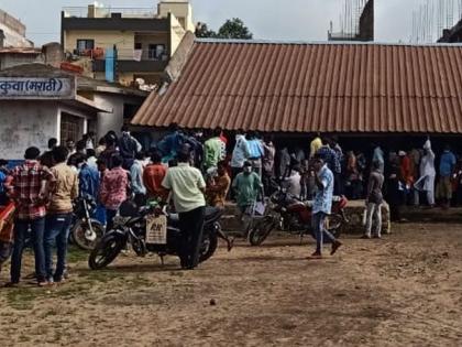 Toba crowd is happening at the base centers in Akkalkuwa | अक्कलकुव्यातील आधार केंद्रांवर होतेय तोबा गर्दी