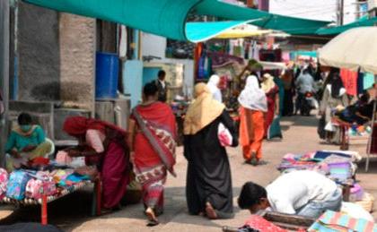 Weeks full market without caution | खबरदारीविनाचा भरला आठवडे बाजार Weeks full market without caution | खबरदारीविनाचा भरला आठवडे बाजार
