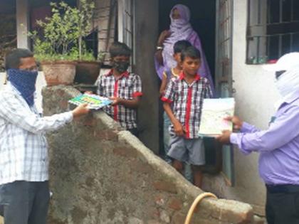 Z.P. Distribute books to school students from door to door | जि.प. शाळांच्या विद्यार्थ्यांना घरोघरी जाऊन पुस्तके वाटप Z.P. Distribute books to school students from door to door | जि.प. शाळांच्या विद्यार्थ्यांना घरोघरी जाऊन पुस्तके वाटप