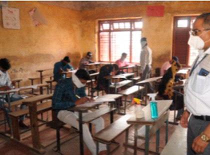 Students wear masks for exams | विद्यार्थ्यांनी मास्क लावून दिली परीक्षा Students wear masks for exams | विद्यार्थ्यांनी मास्क लावून दिली परीक्षा