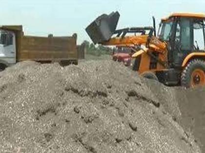 Three vehicles transporting sand seized in Sarangkheda | सारंगखेड्यात वाळू वाहतूक करणारी तीन वाहने जप्त Three vehicles transporting sand seized in Sarangkheda | सारंगखेड्यात वाळू वाहतूक करणारी तीन वाहने जप्त
