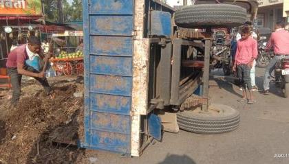 Tractor trolley overturns in Nehru Chaika | नेहरू चाैकात ट्रॅक्टर ट्राॅली उलटून अपघात Tractor trolley overturns in Nehru Chaika | नेहरू चाैकात ट्रॅक्टर ट्राॅली उलटून अपघात