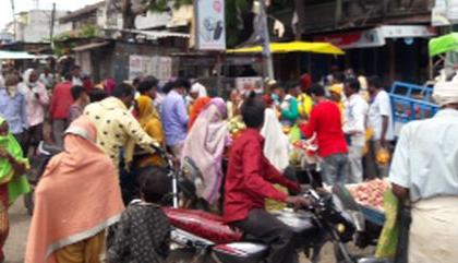 Crowds at Mhaswad's weekly market | म्हसावदच्या आठवडे बाजारात गर्दी