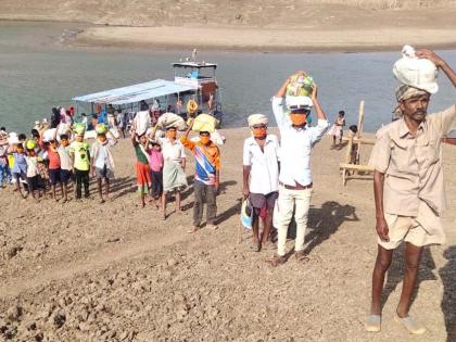 Distribution of grain in villages on the banks of Narmada | नर्मदा काठावरील गावांमध्ये धान्य वाटप