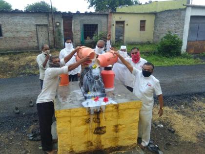 Abhishek of milk to Mahadev's Nandi in Newash, an innovative movement of Swabhimani Shetkari Sanghatana | नेवाशात महादेवाच्या नंदीला दुधाचा अभिषेक, स्वाभिमानी शेतकरी संघटनेचे अभिनव आंदोलन