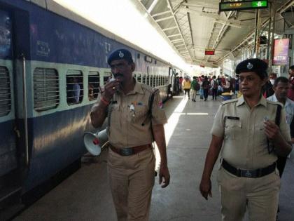 RPF awareness of Corona | कोरोनाबाबत आरपीएफकडून जागृती