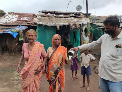 Distribute milk to the poor without throwing it on the road | दूध रस्त्यावर न फेकता गोरगरीबांना वाटप