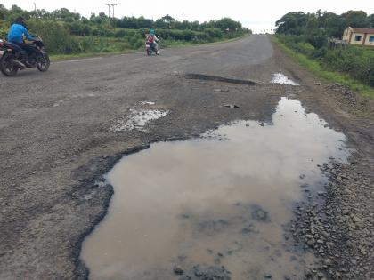 Remoteness of Ambegan to Savalghat National Highway | आंबेगण ते सावळघाट राष्टÑीय महामार्गाची दूरवस्था