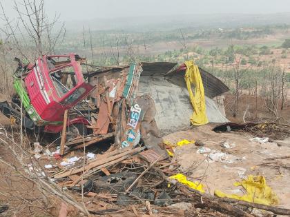 Two injured when a sugar truck overturned in Savalghat | सावळघाटात साखरेचा ट्रक उलटून दोघे जखमी