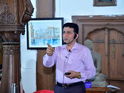 Low pressure belt, human intervention major causes of floods: Dr. Pramod Diamonds | कमी दाबाचा पट्टा, मानवी हस्तक्षेप पुराची प्रमुख कारणे : डॉ. प्रमोद हिरे