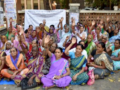 nashik,teachars,demand,honorarium,anganwadi,workers | मानधनाच्या मागणीसाठी अंगणवाडी कर्मचाऱ्यांचे  धरणे