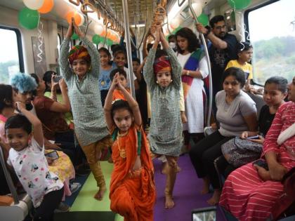 'Unique Yag' performed in Nagpur Metro | नागपुरात धावत्या मेट्राेमध्ये साधला 'अनोखा याेग'