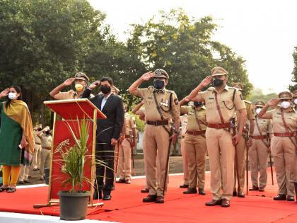 Salute to the martyrs with a gun fair | बंदुकीच्या फैरीने शहिदांना मानवंदना