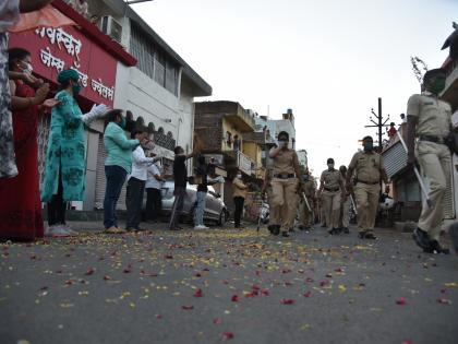 Cidco residents showered flowers on the police during the operation | संचलनप्रसंगी पोलिसांवर सिडकोवासीयांची पुष्पवृष्टी