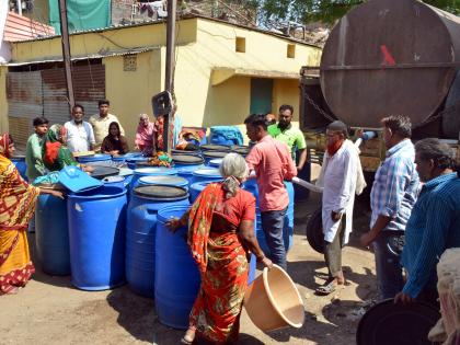 Status of Parbhani city: 27 tankers are being provided water supply | परभणी शहरातील स्थिती : २७ टँकरने केला जातोय पाणीपुरवठा