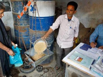 Crowds at grain distribution shops | धान्य वाटप दुकानांवर गर्दी