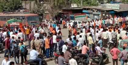 Shivsena rastoko to compensate at Bhadgaon | भडगाव येथे नुकसान भरपाईसाठी शिवसेनेतर्फे रास्तारोको