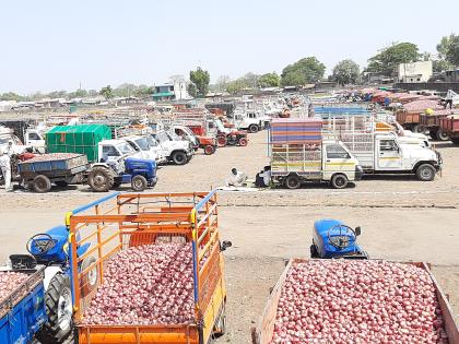  Falling onion prices | कांद्याच्या दरात घसरण