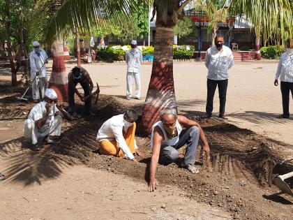 A commitment to cleanliness during the quarantine period, a determination to change the face of the school | क्वारंटाईन काळात स्वच्छतेचे पारायण, विद्यालयाचा चेहरामोहरा बदलण्याचा संकल्प