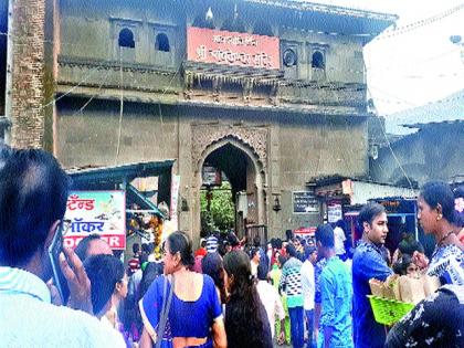 The crowd for a visit at Trimbakeshwar | त्र्यंबकेश्वर येथे दर्शनासाठी गर्दी