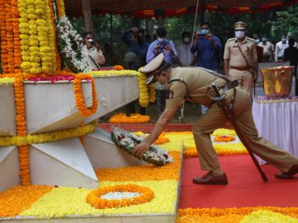 Tribute to the martyred police on the occasion of Memorial Day in Thane | ठाण्यात स्मृतीदिनानिमित्त शहीद पोलिसांना मानवंदना