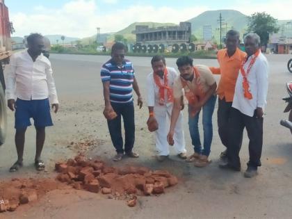 A warning of Gandhigiri, Shiv Sena style agitation by filling the pits of Shiv Sainiks | शिवसैनिकांची खड्डे बुजवून गांधीगिरी, शिवसेनास्टाईल आंदोलनाचाही दिला इशारा