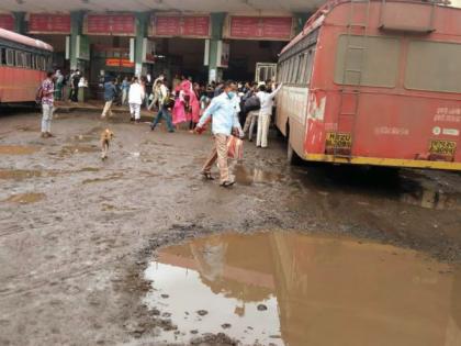 Thousands of passengers boarded the bus walking through mud | गटारे तुडवत हजारो प्रवाशांची बसमध्ये चढ-उतर