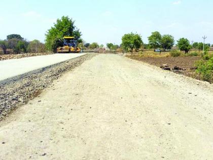 Hundreds of villages will be affected by excavated roads | खोदून ठेवलेल्या रस्त्यांमुळे शेकडो गावे होणार बाधीत