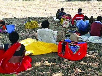  25 laborers from Madhya Pradesh travel on foot on railway tracks! | मध्यप्रदेशातील २५ मजुरांचा रेल्वेरुळावरून पायी प्रवास!