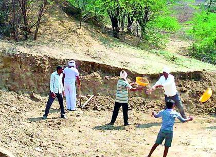 On the way to the four villages being drenched | चार गावे पाणीदार होण्याच्या वाटेवर