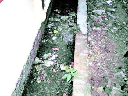 पुलगावच्या पंचधारा मार्गावरील नालीची साफसफाई करा