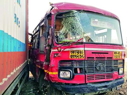 Shot just opposite the container | बस-कंटेनरची समोरासमोर धडक