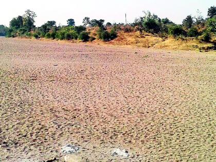 In Narmada river in Narmada of Pandarkawada taluka | पांढरकवडा तालुक्यातील नदी-नाल्यात ठणठणाट