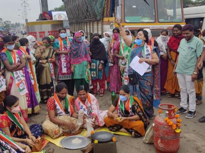 Protest against central government's fuel price hike and inflation | रस्त्यावर चूल मांडून राष्ट्रवादी काँग्रेस महिला आघाडीच्या वतीने आंदोलन