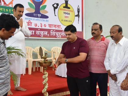 World Yoga Day at Sindhudurg Nagar, Om Prakash Yoga | सिंधुदुर्गनगरी येथे जागतिक योग दिन, ओंकार ध्वनीने योगाचे प्रात्यक्षिक