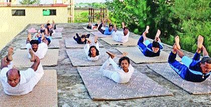 District residents practice unique 'yoga' | जिल्हावासीयांनी साधला अनोखा ‘योग’