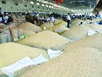 Blanket from the Market Committee for Local Farmers | मुक्कामी शेतकऱ्यांंना बाजार समितीकडून ब्लँकेट Blanket from the Market Committee for Local Farmers | मुक्कामी शेतकऱ्यांंना बाजार समितीकडून ब्लँकेट