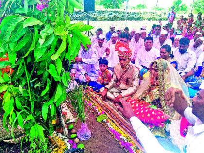 Primitive wedding in the tribal village | आदिवासी गावात खर्चाला फाटा देत आदिम लग्न