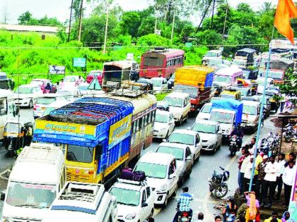  Invitation to Accident due to heavy vehicles on Saint Sawata Mali road | संत सावता माळी मार्गावर अवजड वाहनांमुळे अपघाताला निमंत्रण