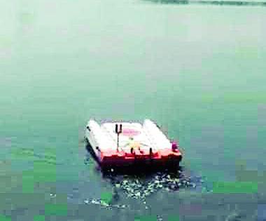 'Remote operated boat' for lake cleaning | तलाव स्वच्छतेसाठी ‘रिमोट ऑपरेटेड बोट’