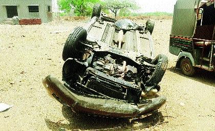 Two killed in a car-truck accident in Aurangabad district, one serious | औरंगाबाद जिल्ह्यात कार-ट्रक अपघातात दोन ठार, एक गंभीर