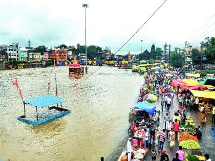 Weekly market jam due to flood of Godavari | गोदावरीच्या  पुरामुळे बुधवारचा आठवडे बाजार ठप्प