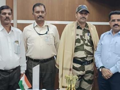 Gold chain found in Dhirendra Shastri s darbar appreciation of honest Maharashtra security force jawan | धीरेंद्र शास्त्रींच्या दरबारात सापडली सोनसाखळी, प्रामाणिक महाराष्ट्र सुरक्षा बल जवानाचे कौतुक 