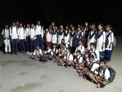 In Vidarbha district, 48 school students stopped the road till 9.30 pm | वर्धा जिल्ह्यात बससाठी ४८ शालेय विद्यार्थी रात्री ९.३० पर्यंत रस्त्यावर ताटकळले